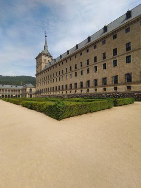 Güneşli bir günde Madrid 'de San Lorenzo del Escorial. Bahçeli eski sarayı