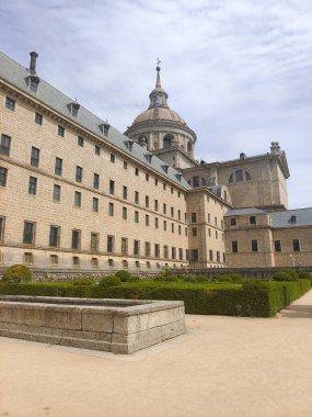 Güneşli bir günde Madrid 'de San Lorenzo del Escorial. Bahçeli eski sarayı