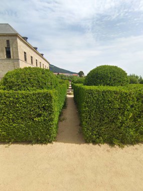 Güneşli bir günde Madrid 'de San Lorenzo del Escorial. Bahçeli eski sarayı