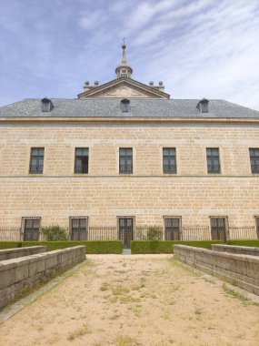 Güneşli bir günde Madrid 'de San Lorenzo del Escorial. Bahçeli eski sarayı