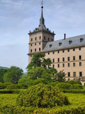 Güneşli bir günde Madrid 'de San Lorenzo del Escorial. Bahçeli eski sarayı