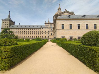 Güneşli bir günde Madrid 'de San Lorenzo del Escorial. Bahçeli eski sarayı