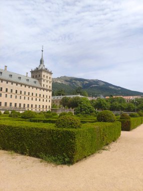 Güneşli bir günde Madrid 'de San Lorenzo del Escorial. Bahçeli eski sarayı