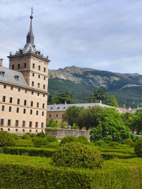 Güneşli bir günde Madrid 'de San Lorenzo del Escorial. Bahçeli eski sarayı