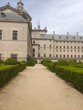 Güneşli bir günde Madrid 'de San Lorenzo del Escorial. Bahçeli eski sarayı