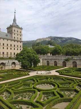 Güneşli bir günde Madrid 'de San Lorenzo del Escorial. Bahçeli eski sarayı