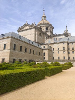 Güneşli bir günde Madrid 'de San Lorenzo del Escorial. Bahçeli eski sarayı