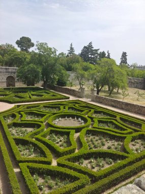 Güneşli bir günde Madrid 'de San Lorenzo del Escorial. Bahçeli eski sarayı