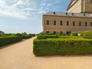 Güneşli bir günde Madrid 'de San Lorenzo del Escorial. Bahçeli eski sarayı