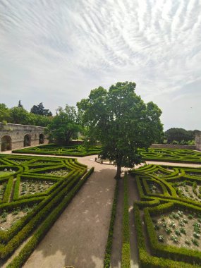 Güneşli bir günde Madrid 'de San Lorenzo del Escorial. Bahçeli eski sarayı
