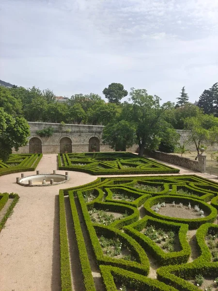 Güneşli bir günde Madrid 'de San Lorenzo del Escorial. Bahçeli eski sarayı