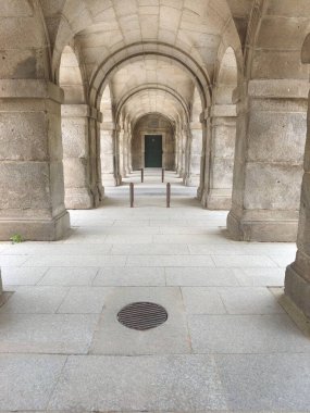 Güneşli bir günde Madrid 'de San Lorenzo del Escorial. Bahçeleri ve çiçekleri olan eski sarayı.