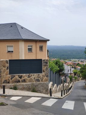 Bulutlu bir günde İspanya 'nın merkezinde Segovia pcity inşa ediyorlar.