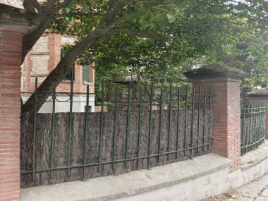 Bulutlu bir günde İspanya 'nın merkezinde Segovia pcity inşa ediyorlar.