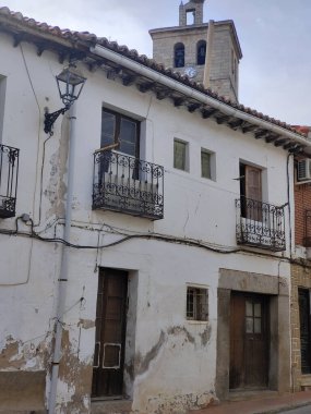 Bulutlu bir günde İspanya 'nın merkezinde Segovia pcity inşa ediyorlar.