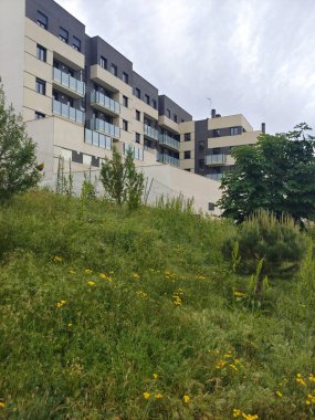 Bulutlu bir günde İspanya 'nın merkezinde Segovia pcity inşa ediyorlar.