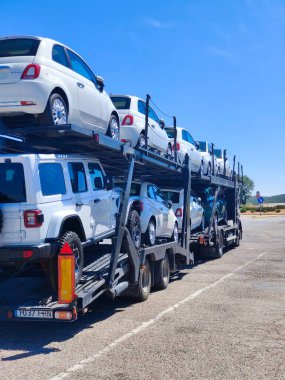 Jerez de la Frontera, İspanya - Mayıs 2022. İspanya 'nın güneyindeki ulaşım şehrinde kamyonlar park halinde.