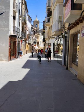 Segovia, İspanya - Mayıs 2022. Orta İspanya 'nın orta kesiminde, güneşli bir günde Segovia sokaklarında gezinen turistler