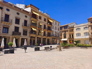 San Lorenzo del Escorial, Madrid, İspanya - Mayıs 2022. Güneşli bir günde İspanya 'nın merkezindeki ortaçağ kasabasının sokaklarında yürüyen turistler
