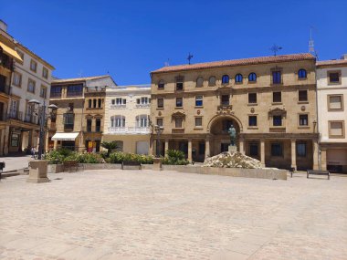 San Lorenzo del Escorial, Madrid, İspanya - Mayıs 2022. Güneşli bir günde İspanya 'nın merkezindeki ortaçağ kasabasının sokaklarında yürüyen turistler