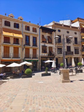 Ciudad Real, İspanya - Mayıs 2022. İspanya 'nın merkezinde güneşli bir günde Ciudad sokaklarında gezinen turistler