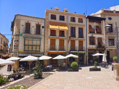 Ciudad Real, İspanya - Mayıs 2022. İspanya 'nın merkezinde güneşli bir günde Ciudad sokaklarında gezinen turistler