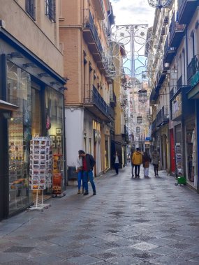 Ciudad Real, İspanya - Mayıs 2022. İspanya 'nın merkezinde güneşli bir günde Ciudad sokaklarında gezinen turistler