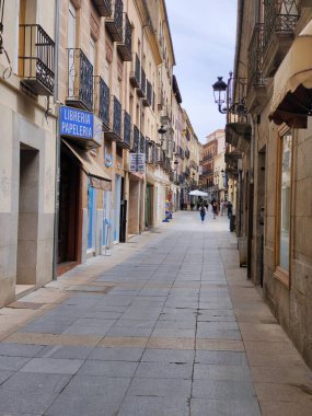 Ciudad Real, İspanya - Mayıs 2022. İspanya 'nın merkezinde güneşli bir günde Ciudad sokaklarında gezinen turistler