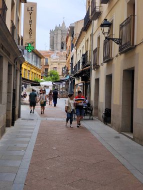 Ciudad Real, İspanya - Mayıs 2022. İspanya 'nın merkezinde güneşli bir günde Ciudad sokaklarında gezinen turistler