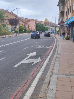 Segovia, İspanya - Mayıs 2022. İspanya 'nın orta kesimindeki Segovia sokaklarında gezen turistler güneşli bir günde ortaçağ şehri Segovia' da