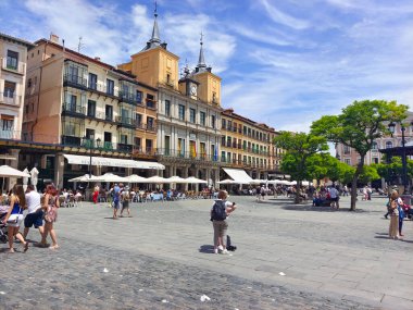 Segovia, İspanya - Mayıs 2022. Orta İspanya 'nın orta kesiminde, güneşli bir günde Segovia sokaklarında gezinen turistler