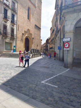 Segovia, İspanya - Mayıs 2022. Orta İspanya 'nın orta kesiminde, güneşli bir günde Segovia sokaklarında gezinen turistler