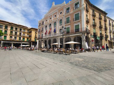 Segovia, İspanya - Mayıs 2022. Orta İspanya 'nın orta kesiminde, güneşli bir günde Segovia sokaklarında gezinen turistler