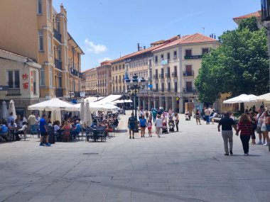 Segovia, İspanya - Mayıs 2022. Orta İspanya 'nın orta kesiminde, güneşli bir günde Segovia sokaklarında gezinen turistler