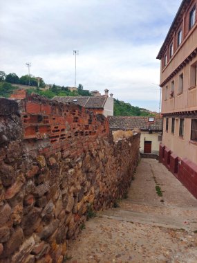 İspanya 'nın göbeğindeki Segovia Caddesi' nde bulutlu bir günde ortaçağ binası.
