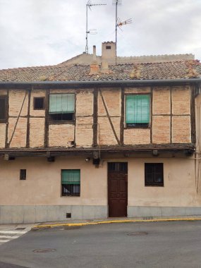 İspanya 'nın göbeğindeki Segovia Caddesi' nde bulutlu bir günde ortaçağ binası.