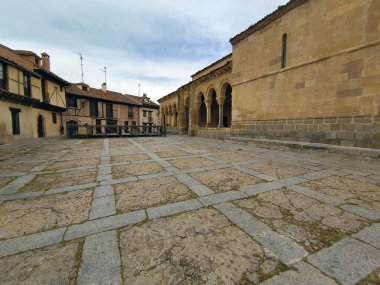İspanya 'nın göbeğindeki Segovia Caddesi' nde bulutlu bir günde ortaçağ binası.