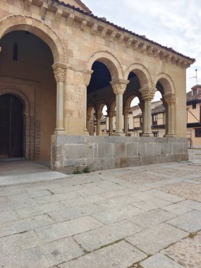 İspanya 'nın göbeğindeki Segovia Caddesi' nde bulutlu bir günde ortaçağ binası.