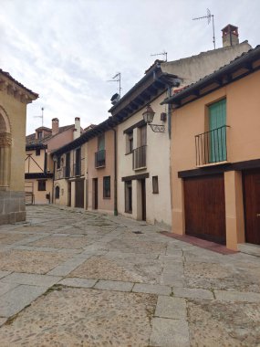 İspanya 'nın göbeğindeki Segovia Caddesi' nde bulutlu bir günde ortaçağ binası.