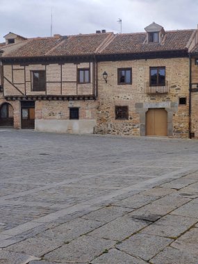 İspanya 'nın göbeğindeki Segovia Caddesi' nde bulutlu bir günde ortaçağ binası.