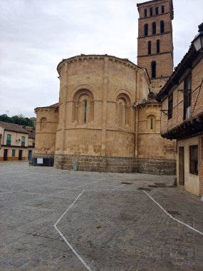 İspanya 'nın göbeğindeki Segovia Caddesi' nde bulutlu bir günde ortaçağ binası.