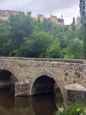 Segovia 'da bir kış günü ağaçlar