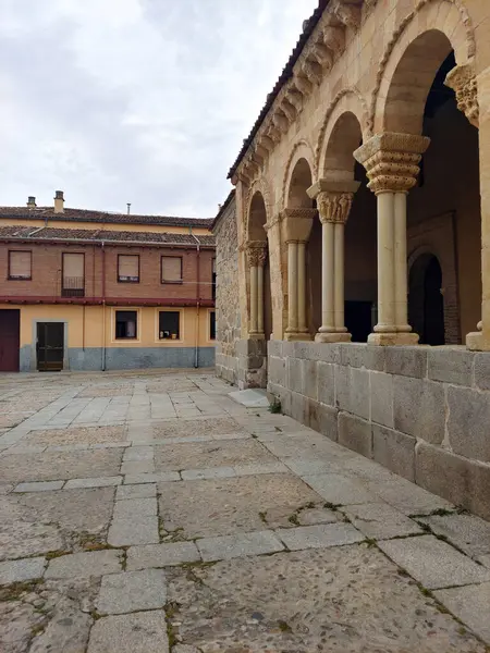 İspanya 'nın göbeğindeki Segovia Caddesi' nde bulutlu bir günde ortaçağ binası.