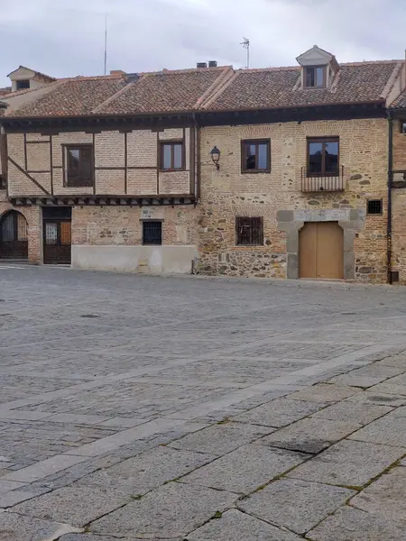 İspanya 'nın göbeğindeki Segovia Caddesi' nde bulutlu bir günde ortaçağ binası.