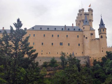 Doğayla çevrili bulutlu bir günde Spian 'ın merkezinde antik Segovia tahkimatı.