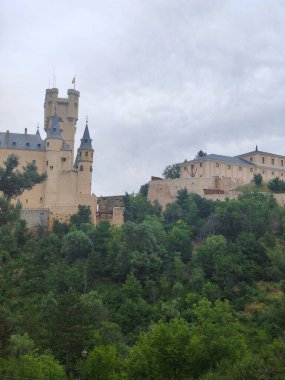 Doğayla çevrili bulutlu bir günde Spian 'ın merkezinde antik Segovia tahkimatı.