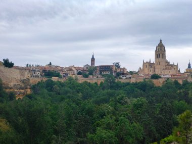 Doğayla çevrili bulutlu bir günde Spian 'ın merkezinde antik Segovia tahkimatı.