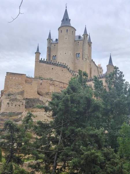 Doğayla çevrili bulutlu bir günde Spian 'ın merkezinde antik Segovia tahkimatı.