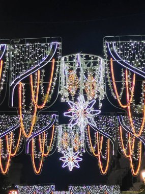 Bir şehrin karanlığında aydınlık