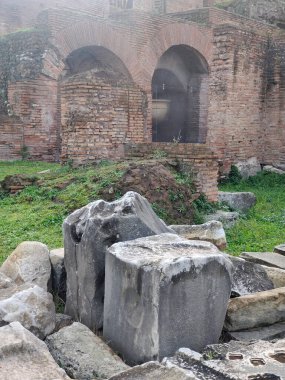 Roma 'nın antik kalıntıları bulutlu bir günde